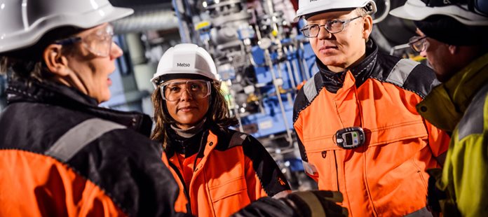 Three Metso employees working together on a laptop.